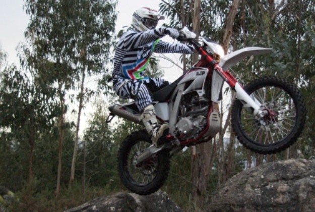 Test AJP 250 PR5 Enduro 2013: Sporting hiker new look