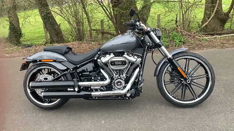 2022 Vulcan 900 Custom vs 2022 Softail Breakout